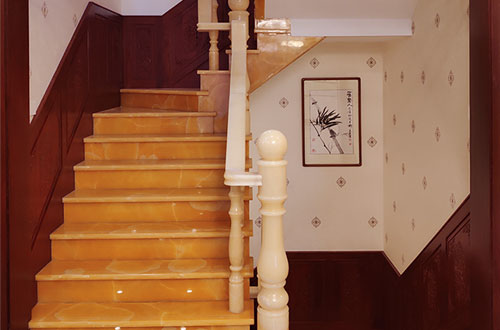 农安中式别墅室内汉白玉石楼梯的定制安装装饰效果